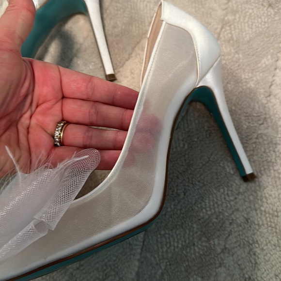 Size 8.5 Betsy Johnson white bow heels. In good condition - Picture 4 of 8